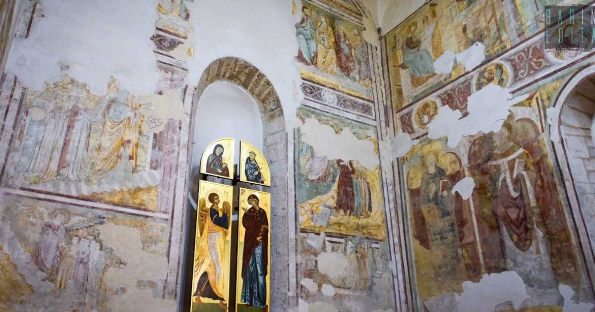 Affreschi del 300, eleganti capitelli, la citazione di Boccaccio: � l'abbazia di San Leone a Bitonto